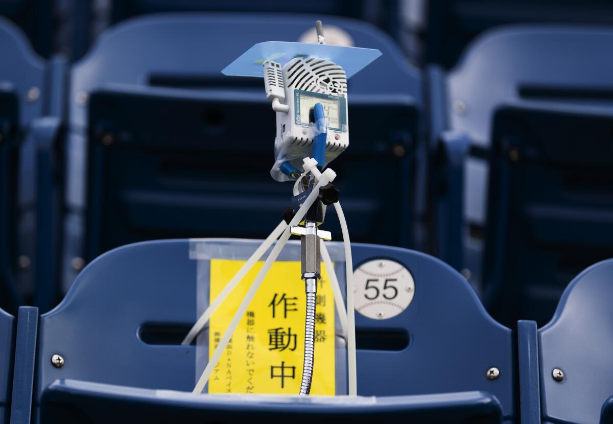 La imagen muestra un dispositivo para detectar dióxido de carbono instalado en los asientos del estadio de BayStars.