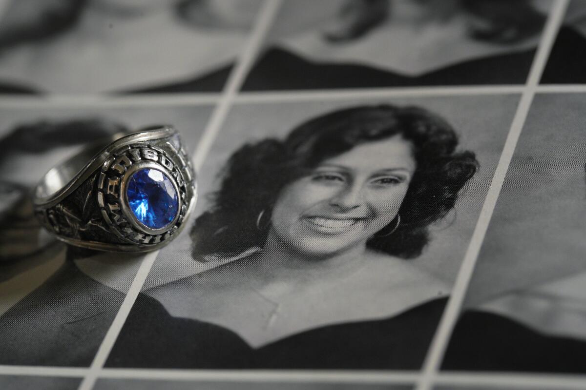 El recién recuperado anillo de generación de 1978 de María Martínez Avilés junto a su foto