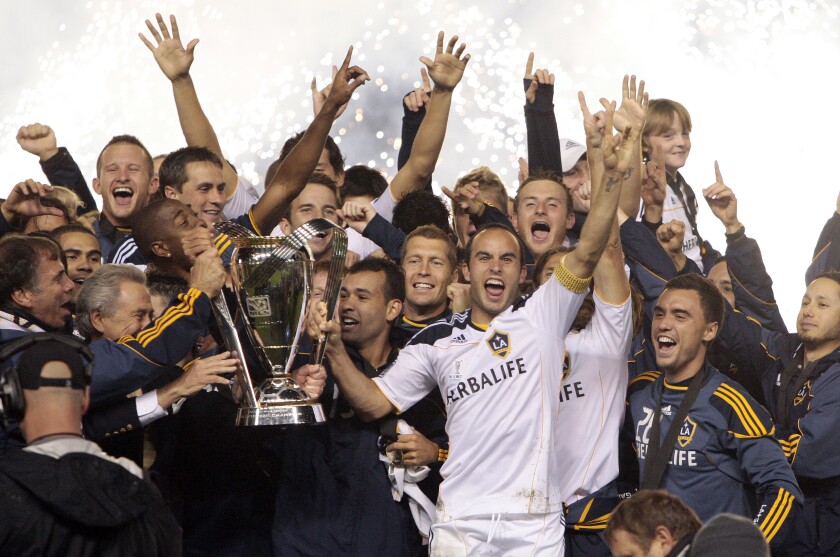 Los jugadores del Galaxy, incluido Landon Donovan, centro, celebran después de ganar el campeonato de la Copa MLS 2011.