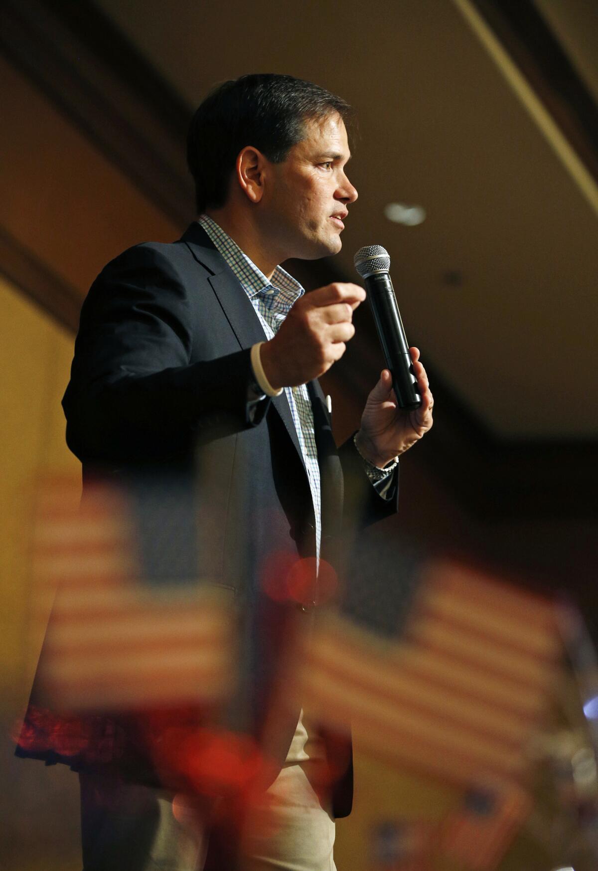 El aspirante a la candidatura republicana a la presidencia de Estados Unidos, Marco Rubio, habla en un acto de campaña el sábado 11 de julio de 2015 en Nevada. (Foto AP/John Loche)