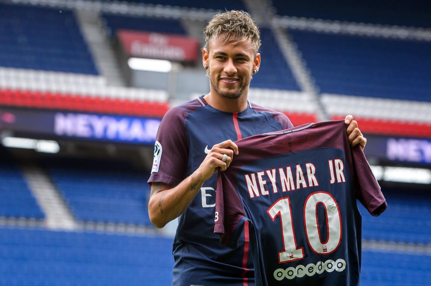 Neymar (Brasil) pagó la cláusula de rescisión de 262 millones de dólares para irse del Barcelona al Paris SG y ser el futbolista MÁS caro de la historia.