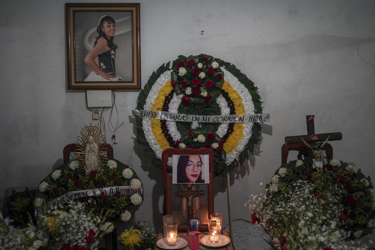 Fotografías de Mónica Citlalli Díaz son mostradas durante su velorio en su hogar en San Salvador Atenco