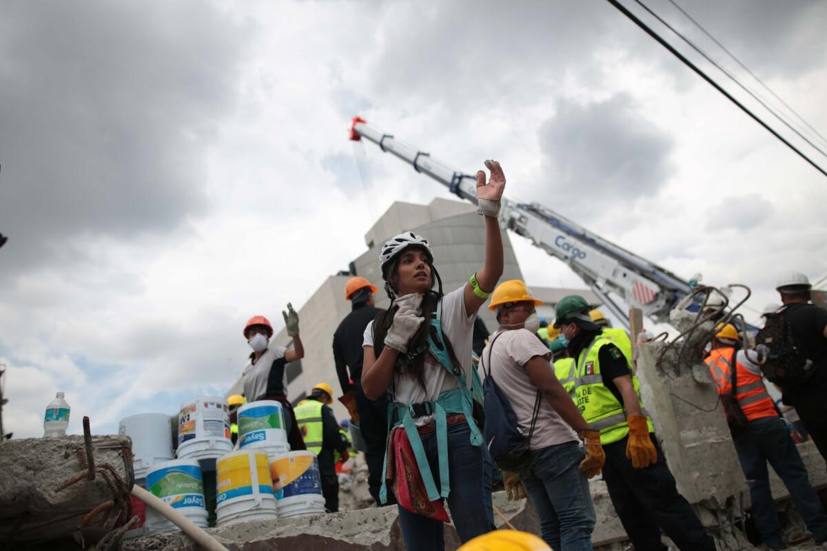 Rescatistas y voluntarios suspenden labores para revisar el área donde laboran, tras el nuevo sismo matutino del sábado 23 de septiembre.