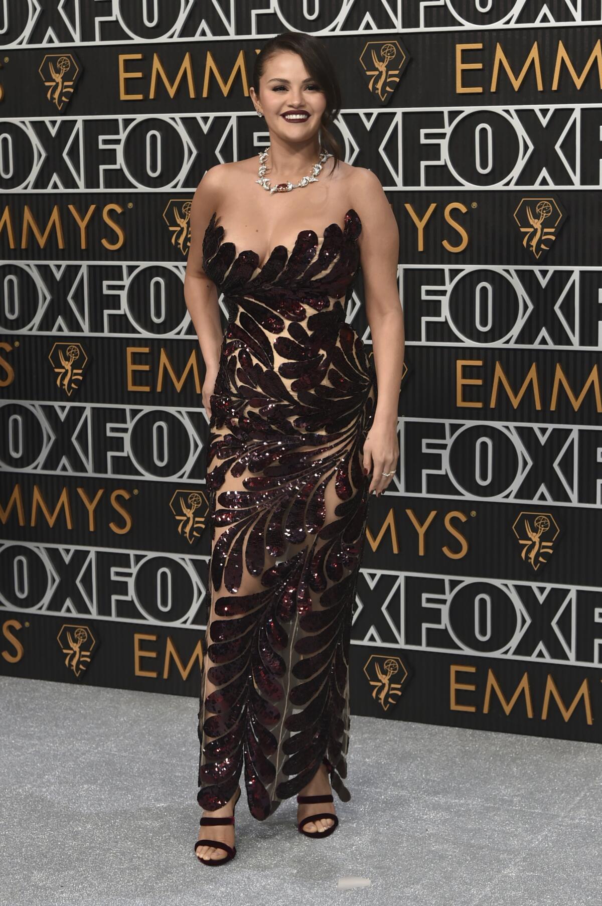 Selena Gomez llega a la 75a edición de los Premios Emmy el lunes 15 de enero de 2024 en el Teatro Peacock de Los Ángeles.