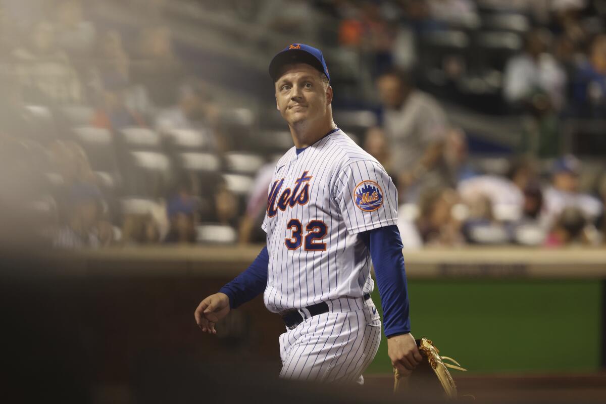 New York Mets' Aaron Loup looks up as he returns to the dugout.