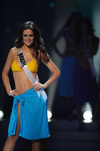 Swimsuit: Miss Brazil 2011 Priscila Machado