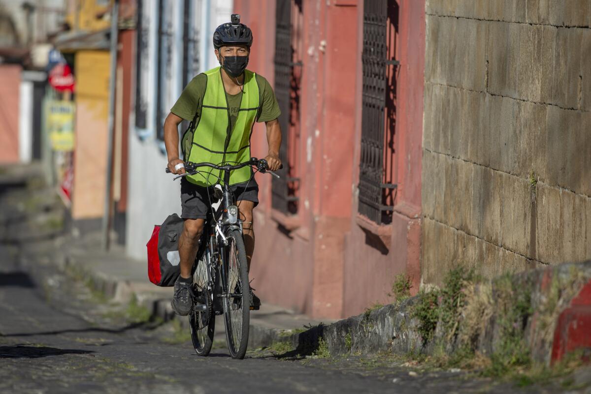 Bonifaz Díaz recorre las accidentadas calles de Quetzaltenango, Guatemala