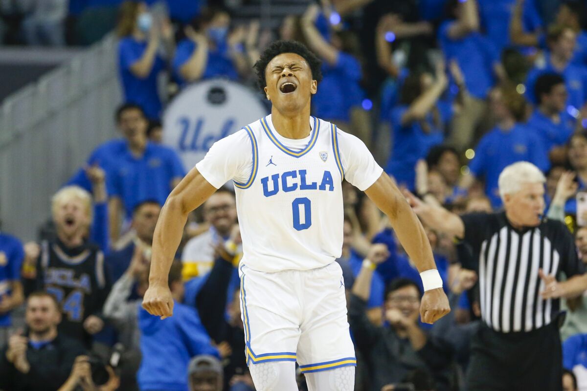 UCLA guardı Jaylen Clark, 4 Mart 2023'te Arizona'ya karşı kutlama yapıyor.