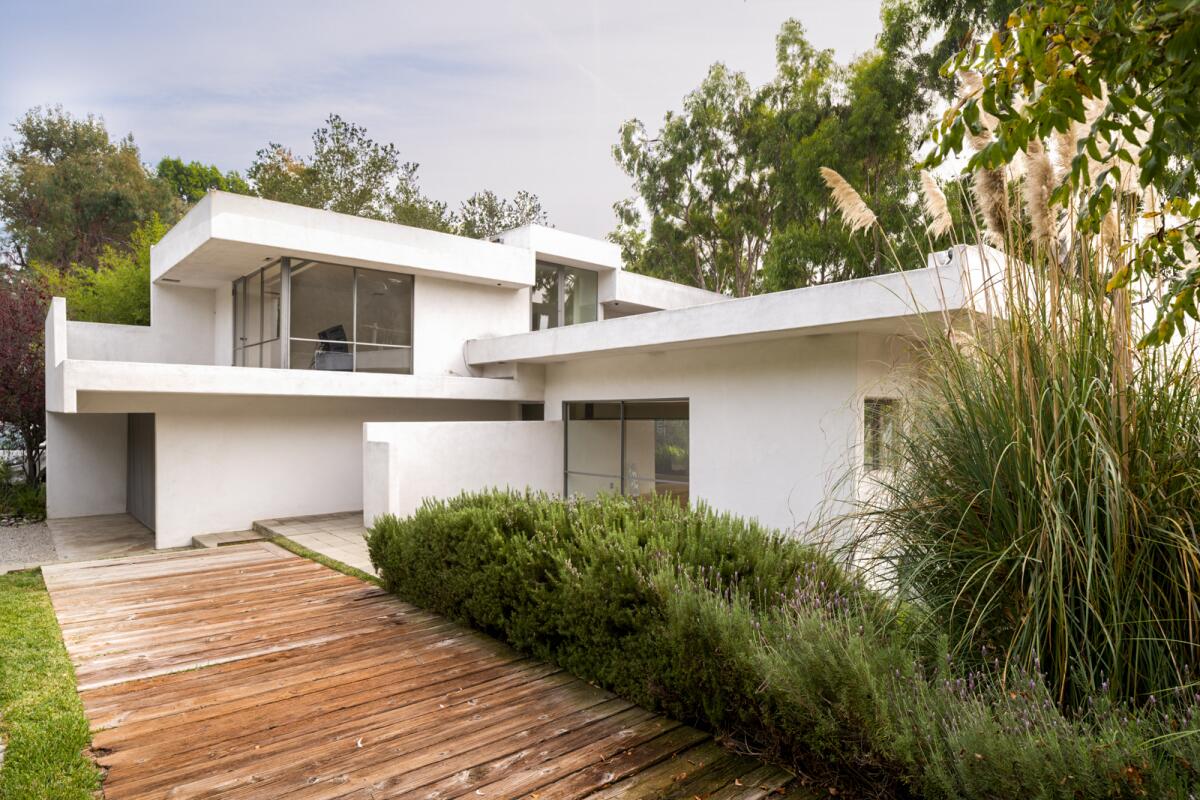 A view of the interlocking, white geometric forms of Rudolph Schindler's Fitzpatrick-Leland House. 