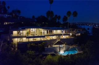 a hillside home inclui três níveis de decks, varandas e pátios, bem como uma piscina e spa.