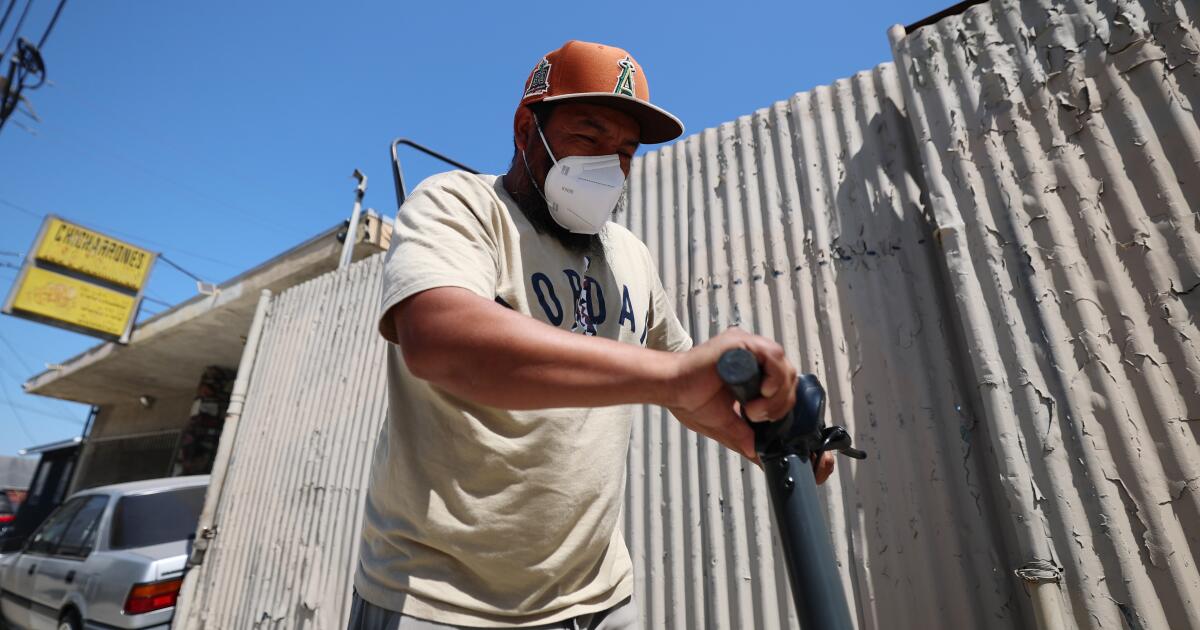 Ο θυμός αυξάνεται στο Boyle Heights καθώς η φωτιά στην αποθήκη εξαπολύει δυσωδία, μύγες και παράσιτα