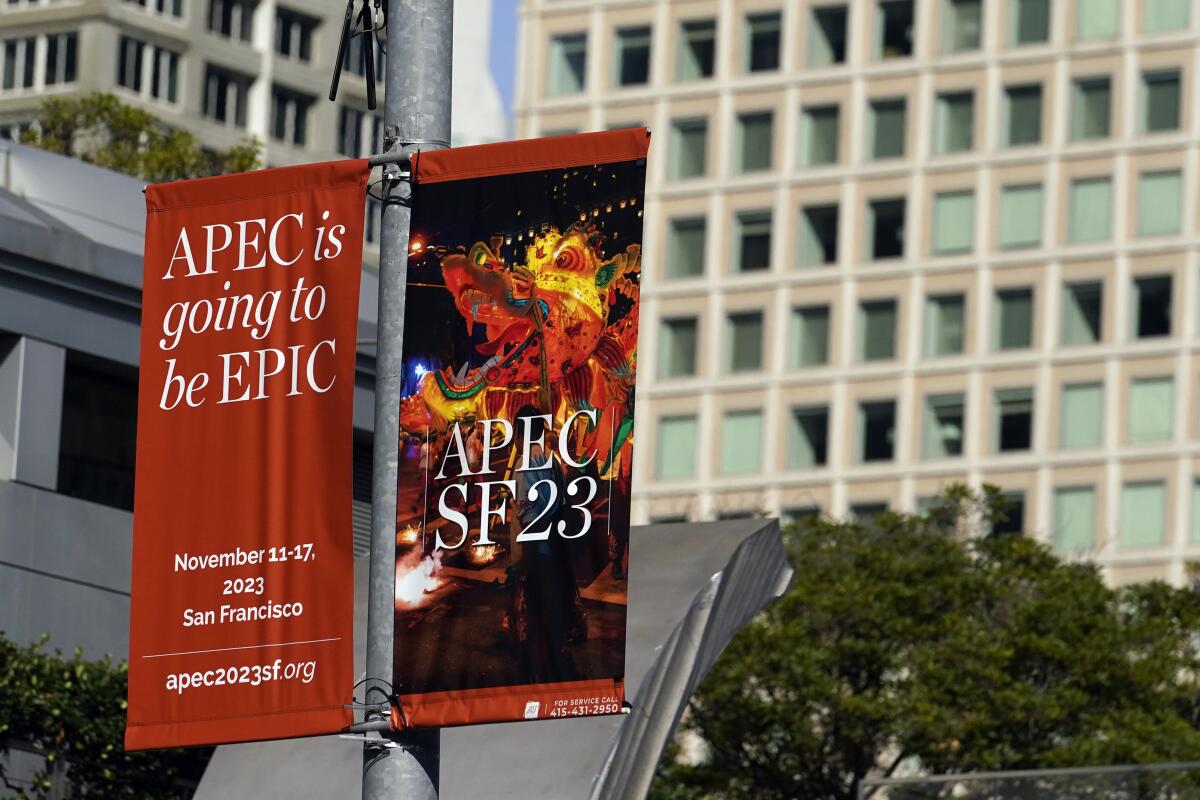ARCHIVO - Un cartel de la cumbre APEC da la bienvenida a los visitantes el viernes 10 de noviembre Archivo)