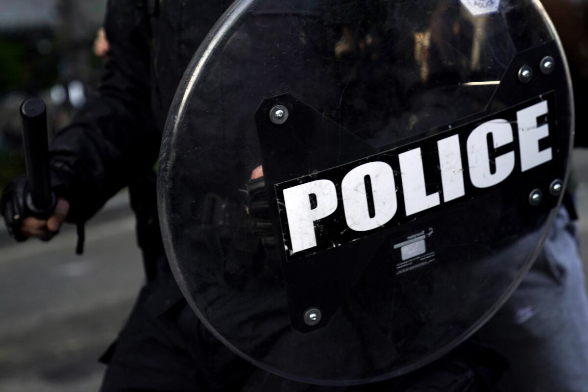 ARCHIVO - La foto de archivo del 1 de junio de 2020 muestra a un agente de policía con escudo y garrote 