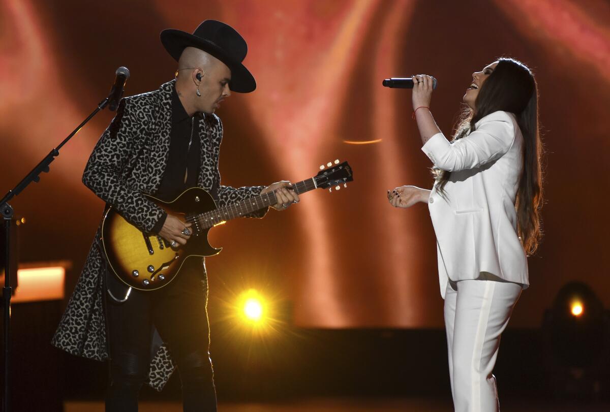 Jesse Huerta y Joy Huerta, cantaron "Me Enamora" en honor a su amigo Juanes.
