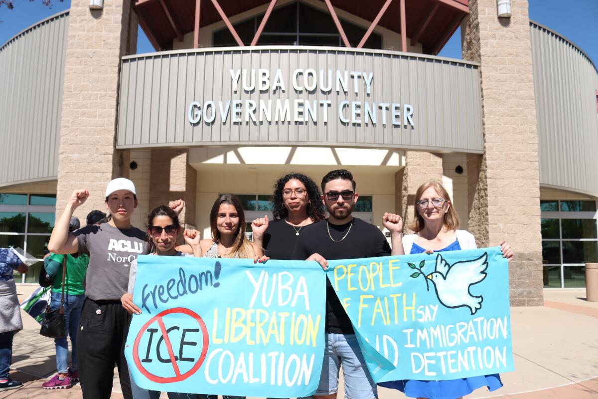 Las acciones no se han detenido, este año protestaron activistas frente a las instalaciones  del condado de Yuba.