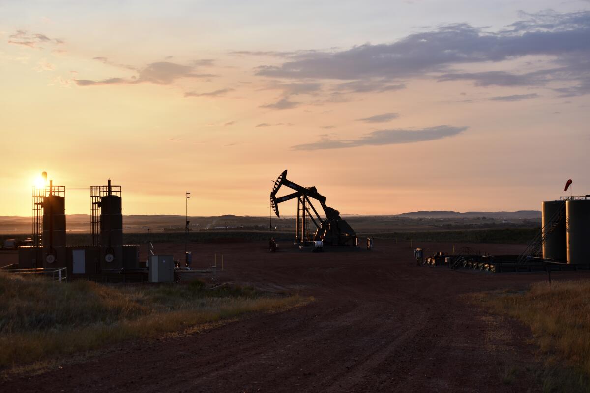 ARCHIVO - Un pozo petrolero se ve al amanecer del 25 de agosto de 2021 en Watford City, Dakota del Norte. 
