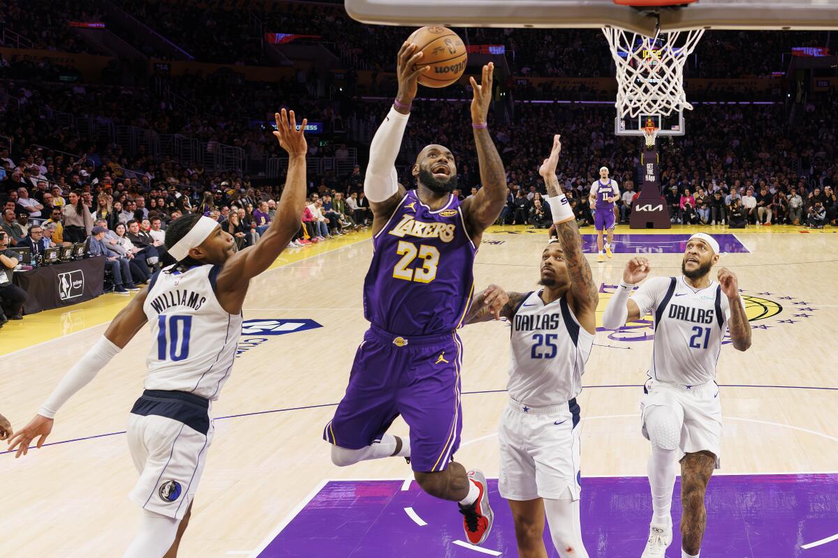 LeBron James, Lakers galibiyetinde triple-double yapan en yaşlı NBA oyuncusu oldu