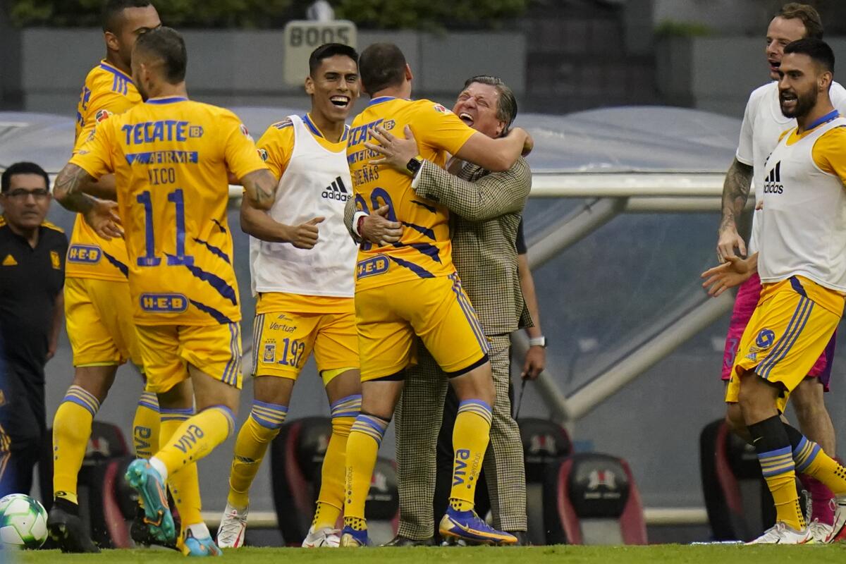 Jesús Dueñas, de Tigres, abraza a su entrenador Miguel Herrera, durante el partido ante Cruz Azul,