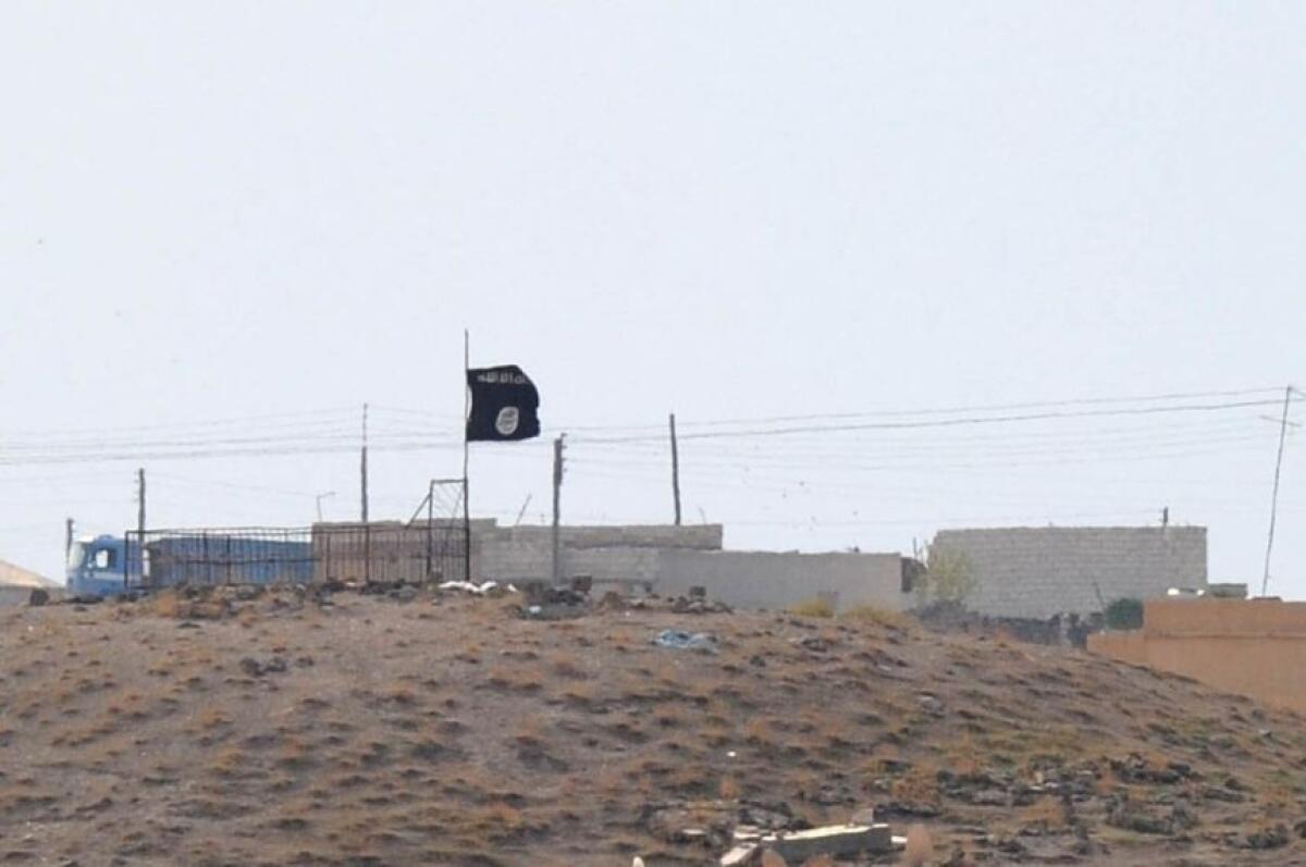 La imagen muestra la bandera del Estado Islámico ondeando cerca del poblado sirio de Kobani. La foto fue tomada desde la frontera turco-siria.