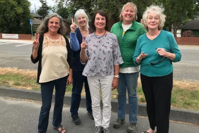 Desde la izquierda: Elizabeth Mackay, Jean Lynch, la alcaldesa Adelene Jones, Summer Daugherty y Bobbi Ricca conforman el Ayundamiento de Blue Lake, en el condado de Humboldt.