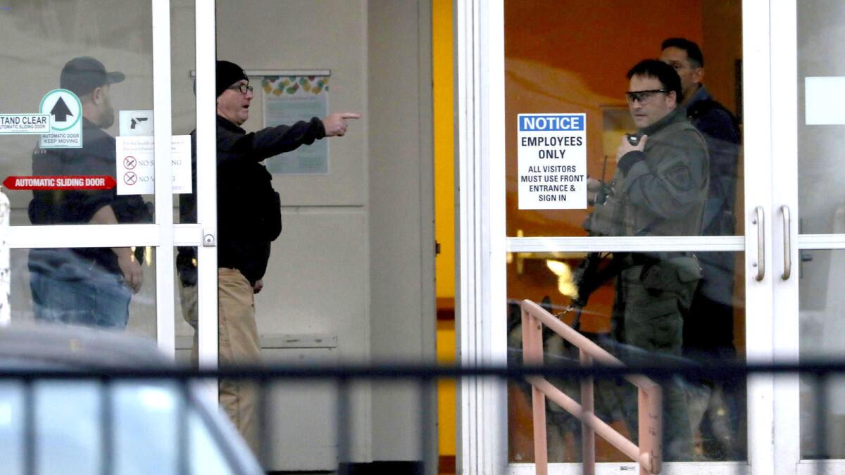 Agentes de policía trabajan en una entrada del hospital Mercy, en Chicago, luego de un tiroteo en el interior.