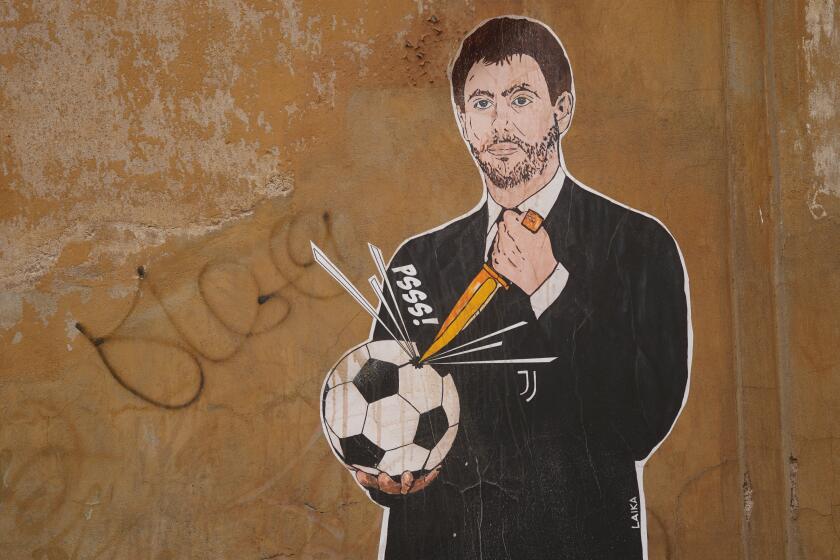 ARCHIVO - Una mural con la imagen del entonces presidente de la Juventus, Andrea Agnelli, en Roma, el jueves 22 de abril de 2021. (AP Foto/Andrew Medichini)