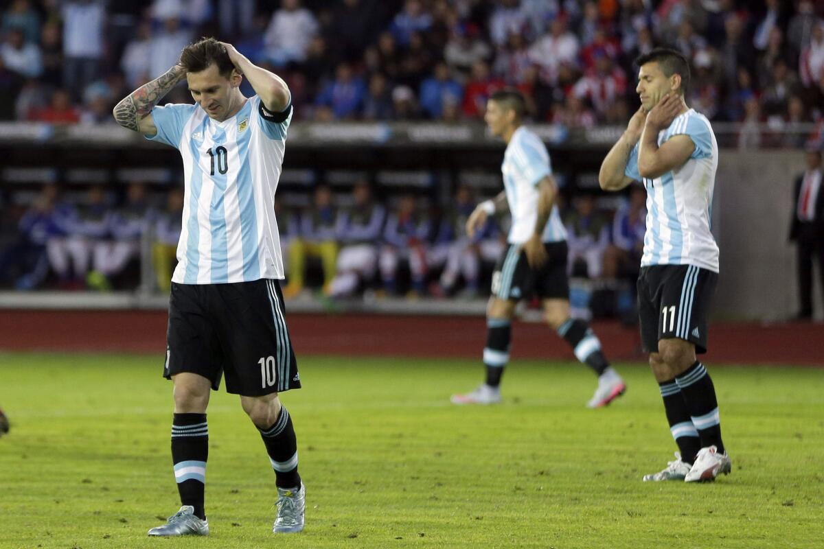 Jugadores de la selección argentina se lamentan tras el empate ante Paraguay.