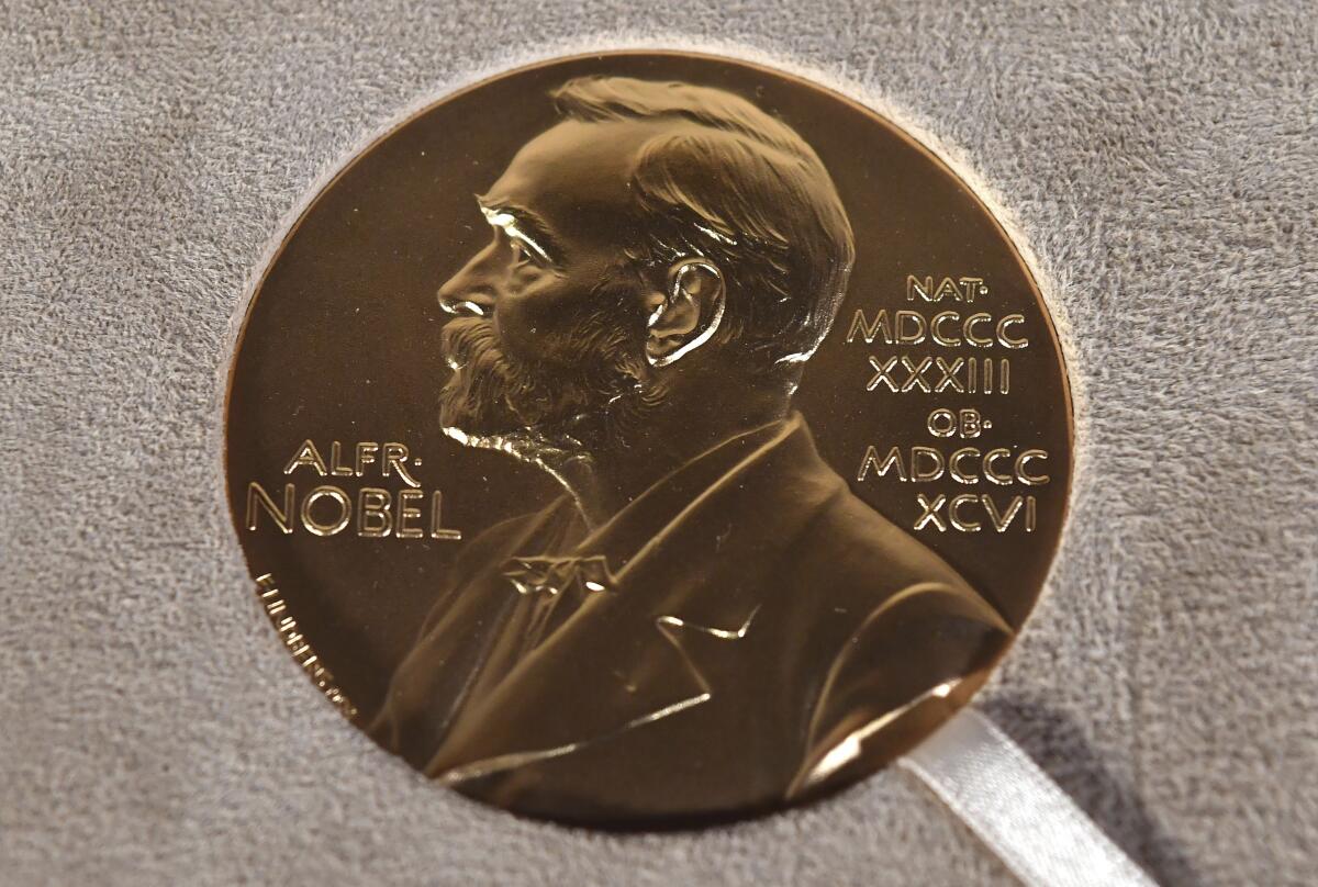 ARCHIVO - Exhibición de la medalla Nobel de fisiología o medicina otorgada a Charles M. Rice