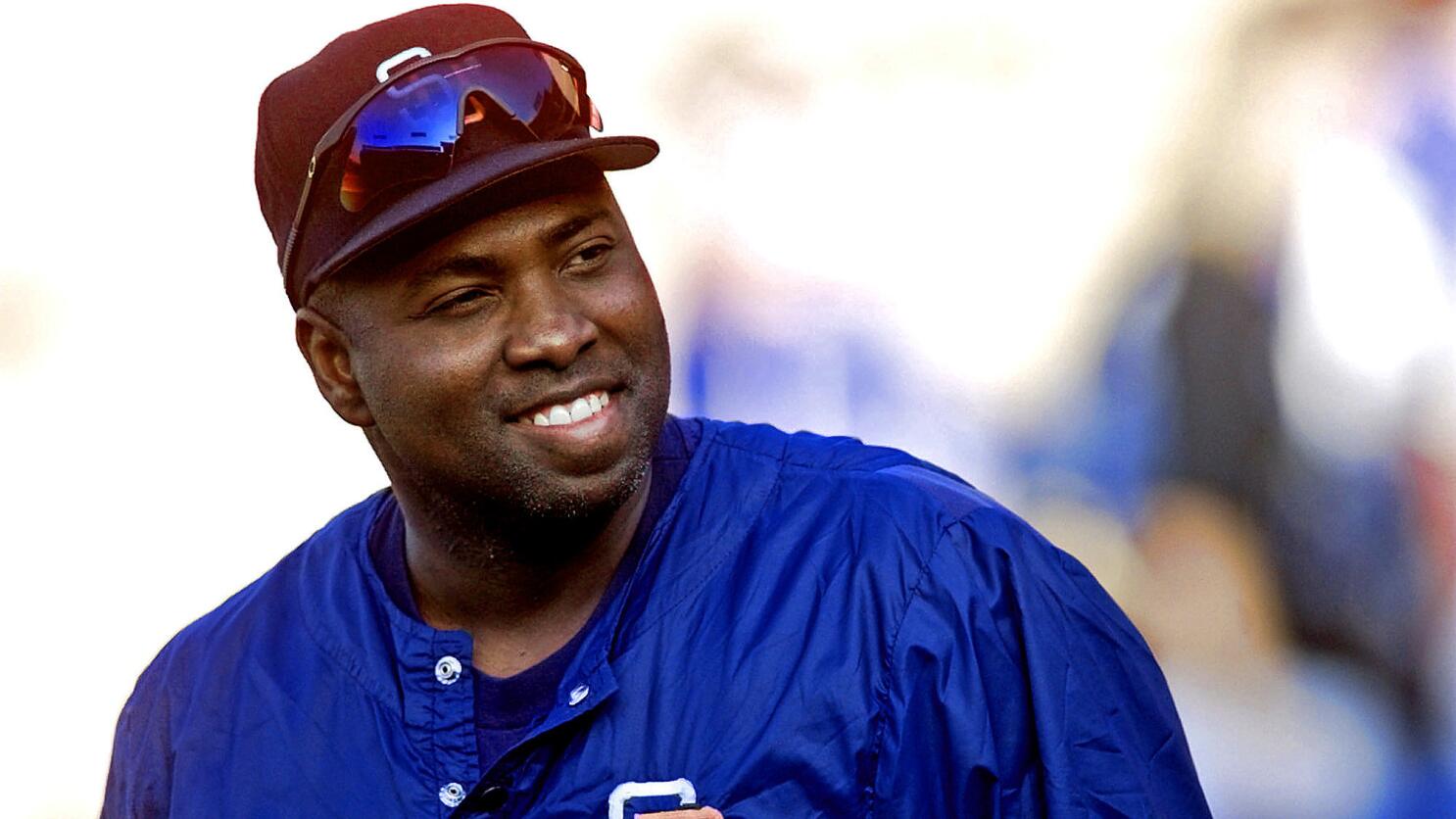Tony Gwynn honored following his final game as a San Diego Padre in 2001 