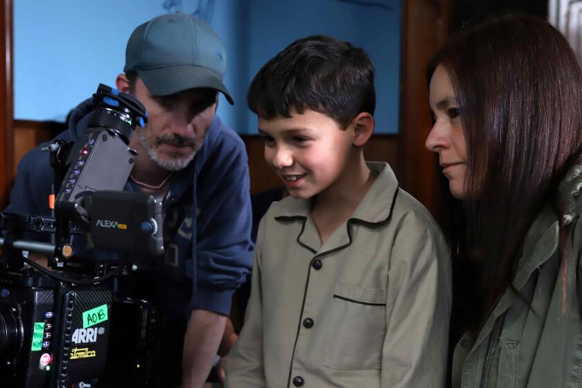 La directora Rossana Díaz(i) junto al actor Augusto Linares (c) de "Un mundo para Julius".