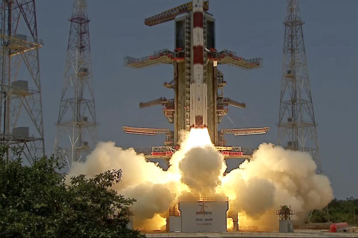 En esta captura de pantalla de una emisión en el canal de Youtube de la agencia espacial de India, ISRO, 