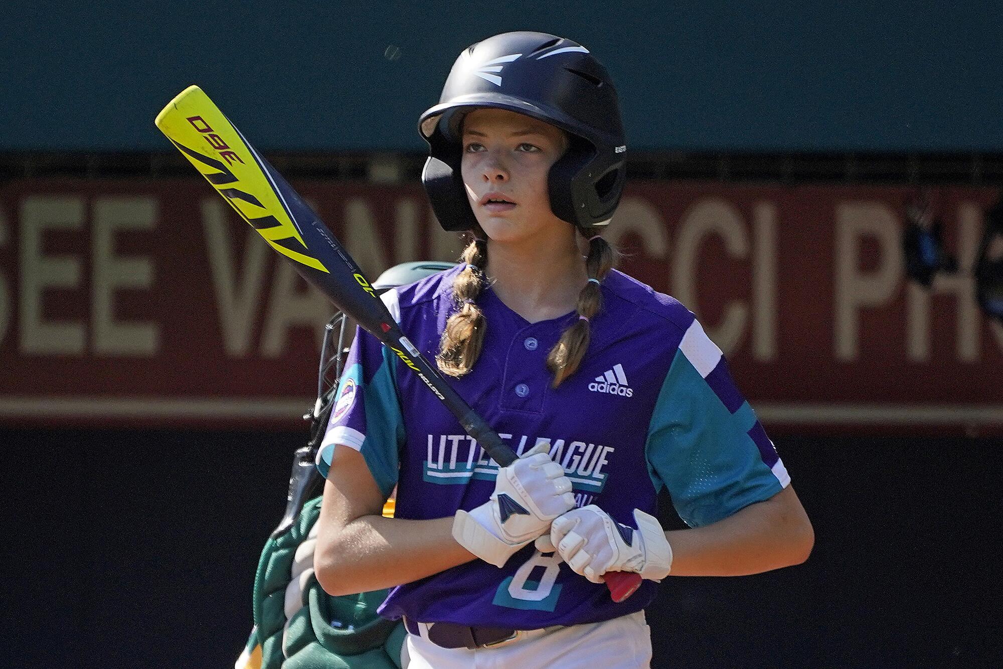 Ella Bruning catches pitch from Mo'ne Davis at Little League World Series