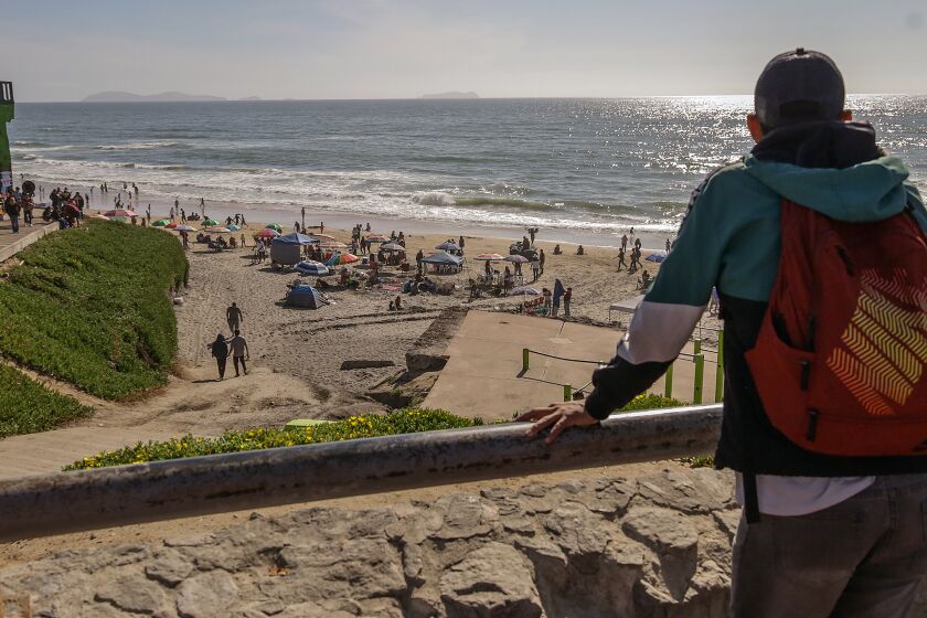 Bañistas acuden a playas contaminadas en Tijuana pese a las advertencias de ambientalistas