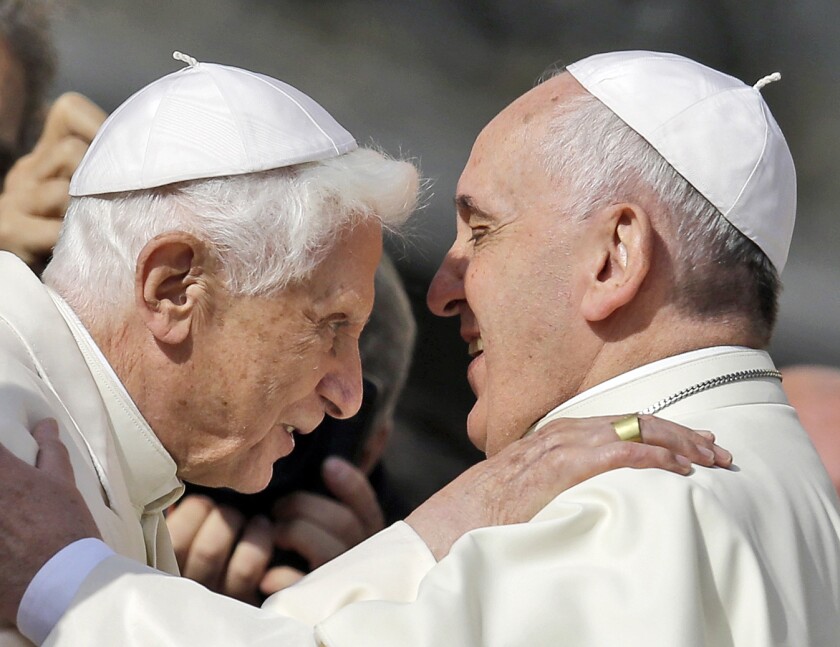 En esta imagen de archivo, el papa Francisco (derecha), abraza al papa emérito Benedicto XVI 