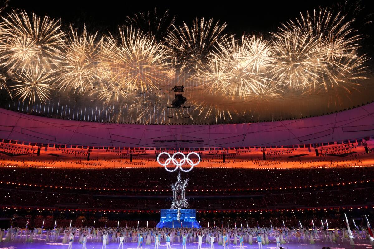 Los fuegos artificiales durante la ceremonia de clasura de los Juegos Olímpicos de Invierno de Beijing