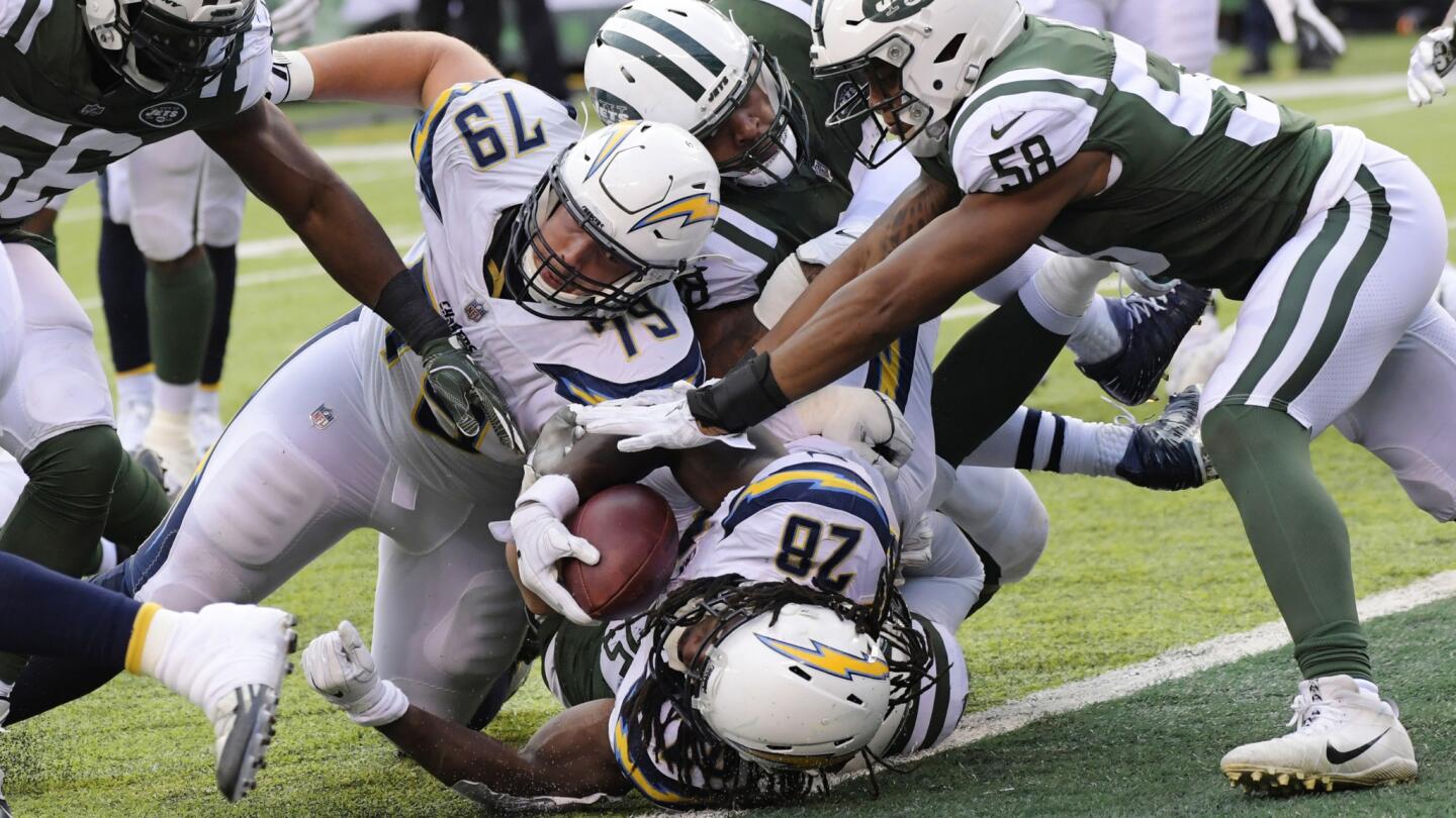 Los Angeles Chargers' Melvin Gordon rushes for a touchdown as Jets linebacker Darron Lee closes in during the second half.