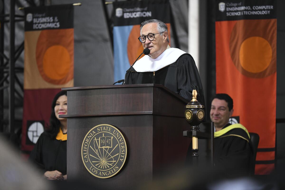 Jaime Jarrín habla durante la  