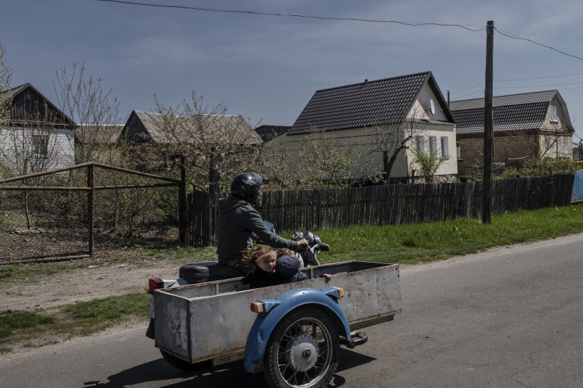 Eine Straßenszene beinhaltet ein Motorrad mit handgefertigtem Beiwagen.