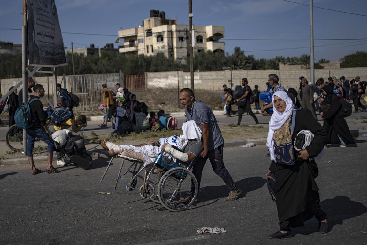 Palestinos huyen al sur de la Franja de Gaza, en Salah al-Din, el 10 de noviembre de 2023. 