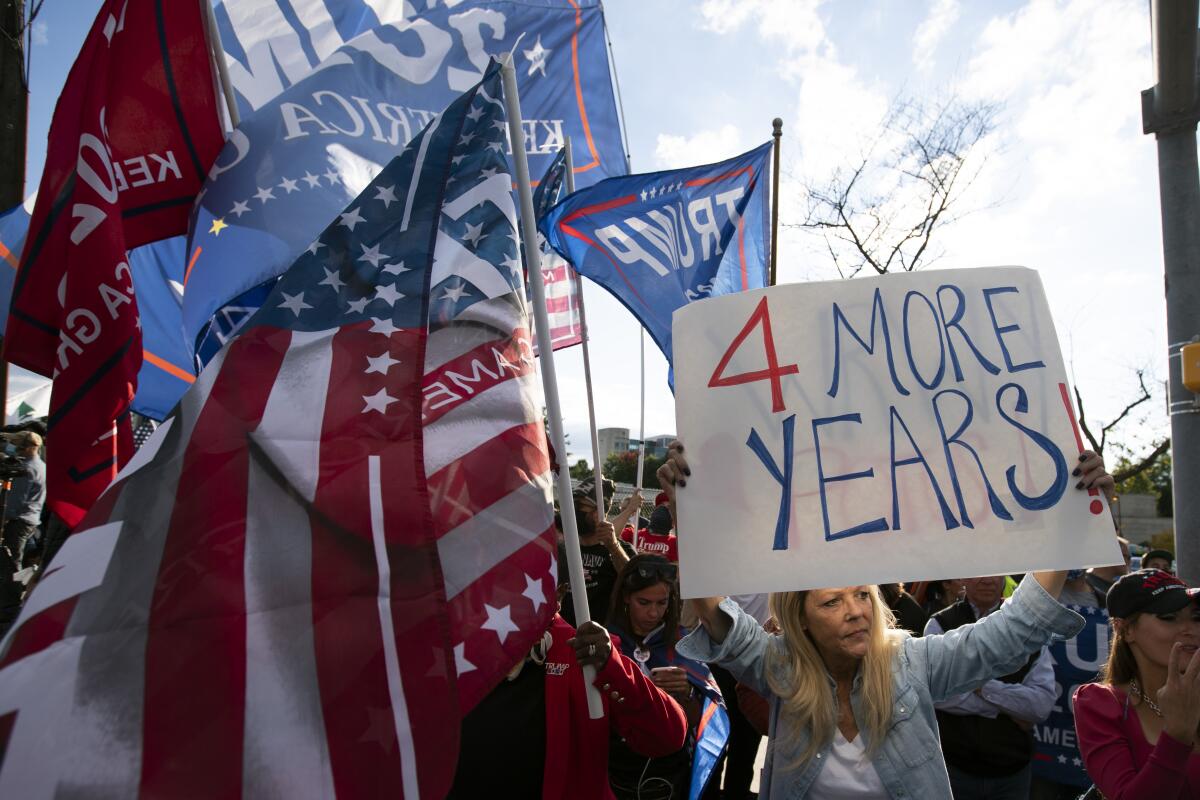 Simpatizantes del presidente Donald Trump afuera del Centro Médico Militar Nacional Walter Reed, en Bethesda, Maryland.