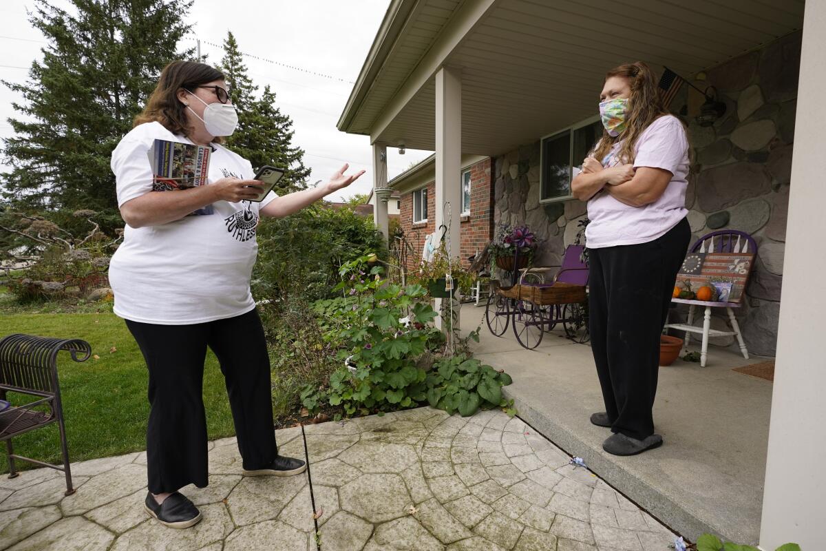 Lori Goldman golpeando puertas en el suburbio de Troy, Michigan