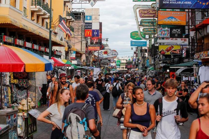 El bullicio de Khao San, la calle de los mochileros en Bangkok popularizada por la película "La playa" (The Beach) de Leonardo DiCaprio, es parte de su encanto bohemio, pero las autoridades quieren ahora adecentarla para atraer a más familias. EFE/EPA/DIEGO AZUBEL