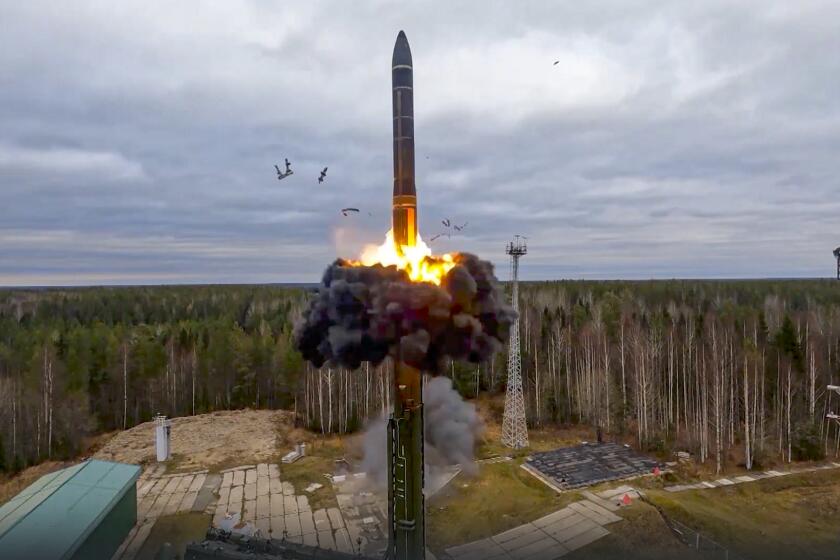 ARCHIVO - En esta imagen tomada de un video y publicada por el servicio de prensa del Ministerio de Defensa ruso el 26 de octubre de 2022, un misil intercontinental balístico Yars es disparado en un lanzamiento de prueba como parte de los ensayos nucleares de Rusia, desde un sitio de lanzamiento en Plesetsk, en el noroeste de Rusia. (Servicio de prensa del Ministerio de Defensa vía AP, Archivo)