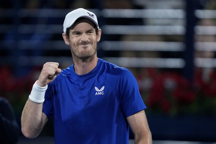 Andy Murray celebra tras derrotar a Denis Shapovalov en el torneo de Dubái, el lunes 26 de febrero de 2024, en los Emiratos Árabes Unidos. (AP Foto/Kamran Jebreili)