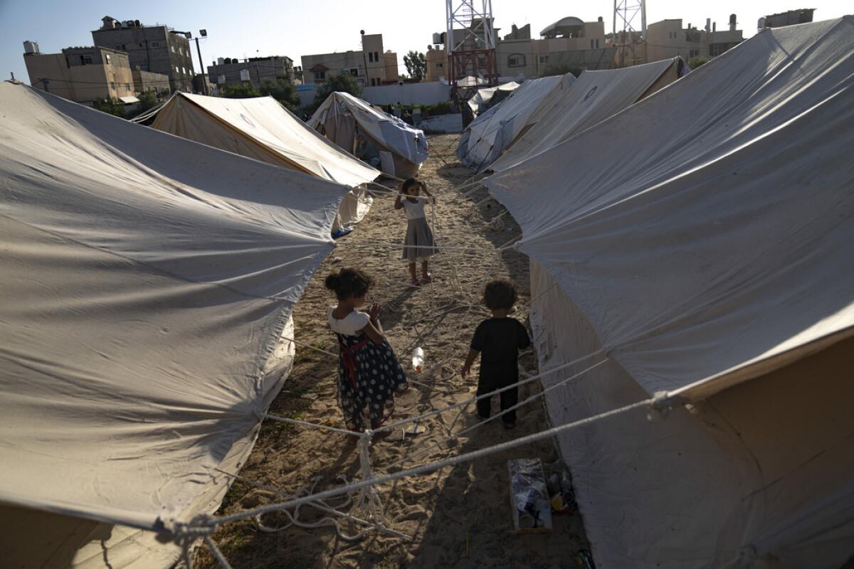 Niños palestinos desplazados por los bombardeos israelíes