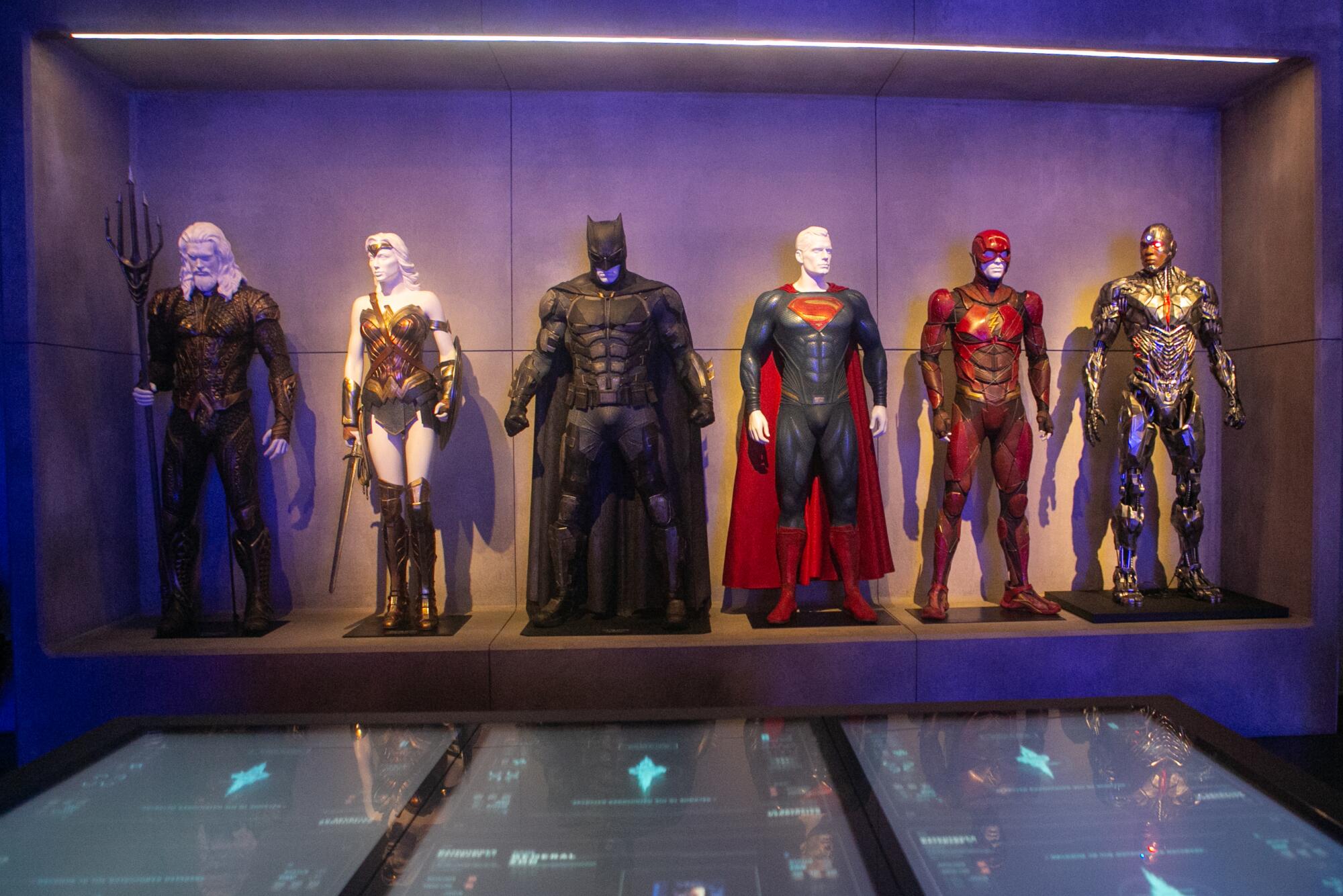 Los trajes de una amplia variedad de películas de Warner Brothers se exhiben en el nuevo centro de bienvenida.