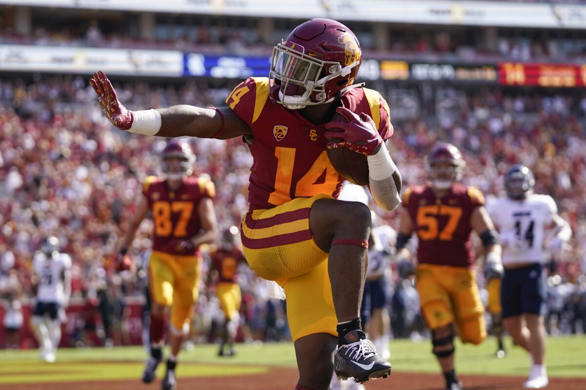 USC running back Raleek Brown strikes a Heisman Trophy pose during a win over Rice on Sept. 3, 2022.