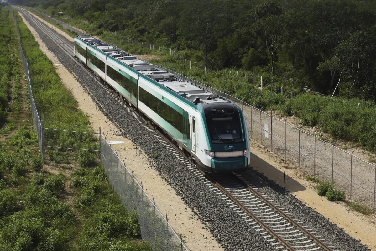 El tren inaugural con el presidente Andrés Manuel López Obrador a bordo pasa cerca de Chocholá, 