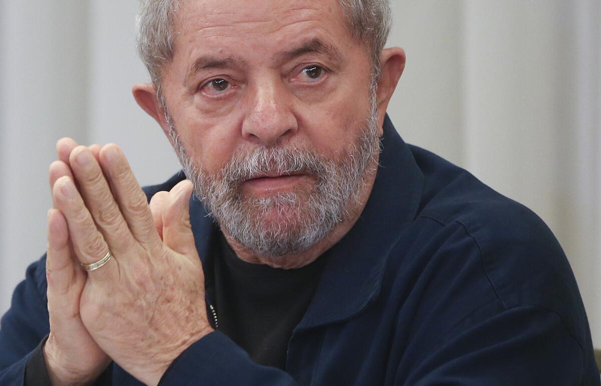 ARCHIVO - En imagen de archivo del 30 de marzo de 2015, el ex presidente brasileño Luiz Inacio Lula da Silva participar en una reunión extraordinaria de líderes del Partido de los Trabajadores en Sao Paulo, Brasil. Lula dijo que estaría dispuesto a buscar un nuevo mandato en 2018. (AP Photo/Andre Penner, File)