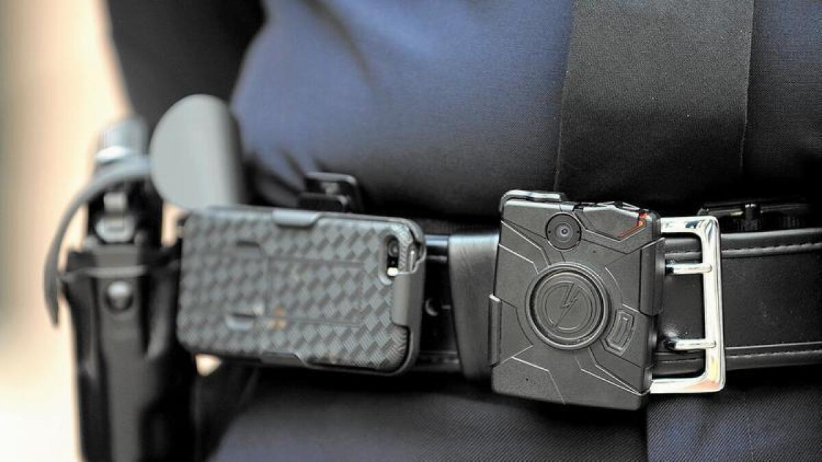 Bajo la nueva legislación firmada por el gobernador Jerry Brown, las agencias policiales cuyos agentes porten cámaras en su cuerpo tendrán que seguir las reglas de utilización y almacenamiento del video y así evitar que sean manipulados incorrectamente.